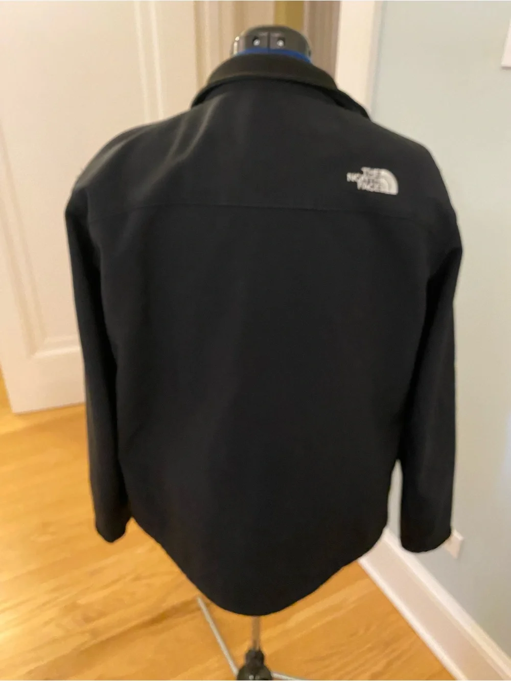 Northface brand mens zip up jacket. Size medium.